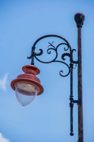 Close-up van een straat lamp. Day in Fes, Marokko. — Stockfoto