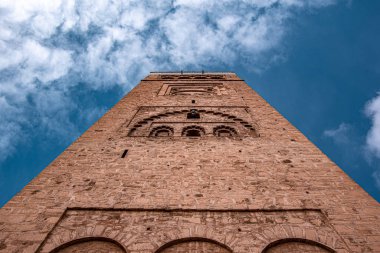 Koutoubia cami minaresi aşağıdan yukarıya görünümü. Marakeş.