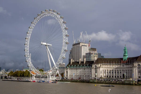 Liggande vy över Themsen nad London Eye. — Stockfoto