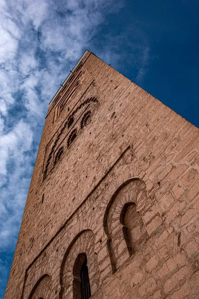 Koutoubia cami minaresi aşağıdan yukarıya görünümü. Marakeş , Moro