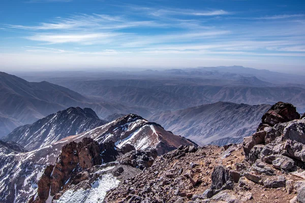 멀리 보이는 산 과사하라 사막의 풍경. — 스톡 사진