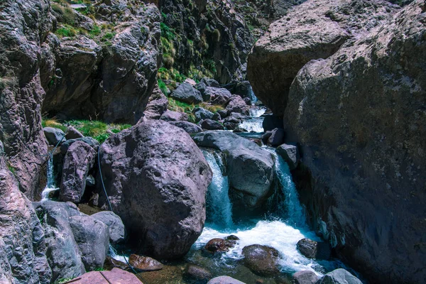 Landschap uitzicht op de waterval in het Toubkal National Park. — Stockfoto