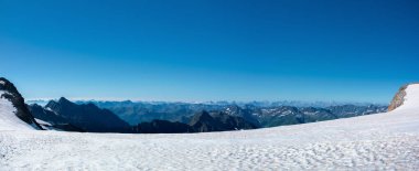 Alplerdeki dağların panoramik manzarası.