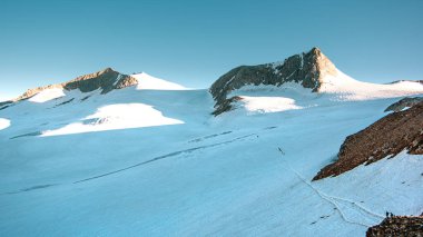 Tepeye çıkan bir grup dağcının panoramik görüntüsü. 