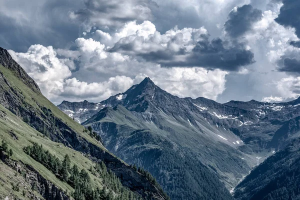 Färgglada landskap utsikt över bergen toppar i Alperna . — Stockfoto