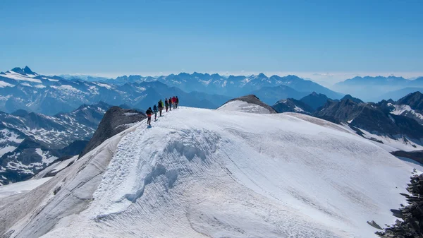 Vista da paisagem do grupo de alpinista no caminho para baixo . — Fotografia de Stock