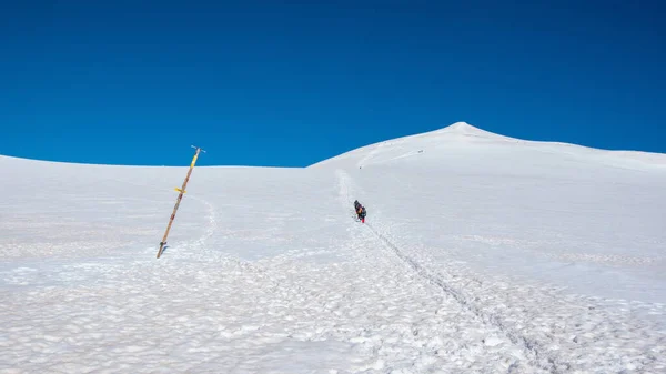 Vista paisagem de um grupo de alpinista no caminho até o topo . — Fotografia de Stock