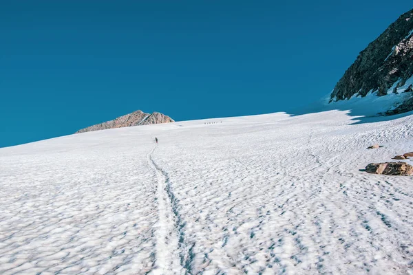 Pohled na krajinu skupiny alpinistů na cestě nahoru. — Stock fotografie