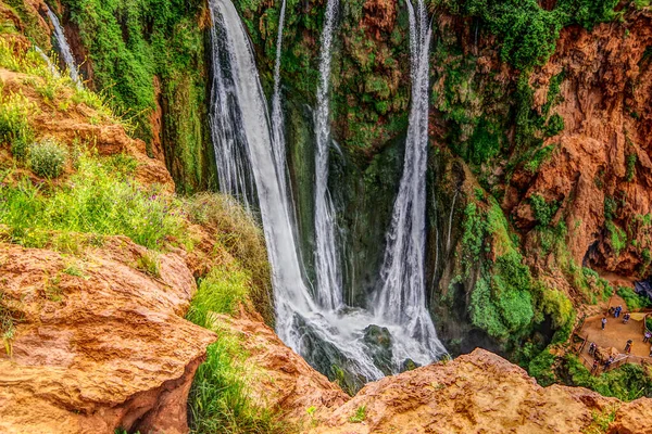 Vista paisagem da cachoeira cercada com grama verde — Fotografia de Stock