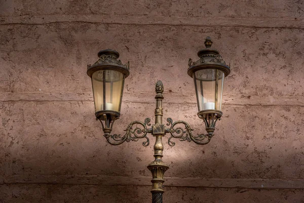 Közelkép egy régi hagyományos utcai lámpáról — Stock Fotó