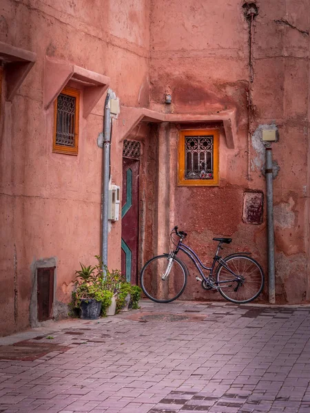Закрыть вид на традиционный дом, входную дверь и велосипед — стоковое фото