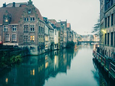 Ghent, Belçika - 11 Aralık: Nehir yansıma 11 Aralık geceleri Ghent, Belçika. 