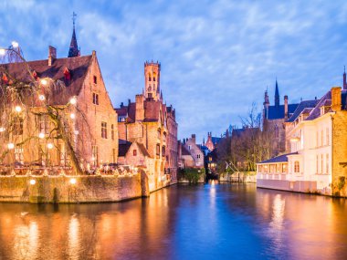 Bruges, Belçika - 12 Aralık: Işıklı nehirde 12 Aralık akşamı Bruges, Belçika. Bir şehir ve Flaman bölgesinde bulunan bir belediyedir.
