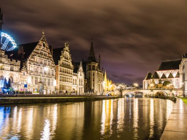 Ghent, Belçika - 12 Aralık: Nehir yansıma 12 Aralık gecesi, Gent, Belçika. 