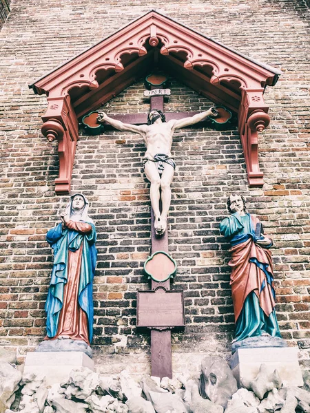 日リスセウェフェ ベルギーでリスセウェフェ ベルギー 聖母の教会 それは都市および自治体のフランデレン地域に位置します — ストック写真
