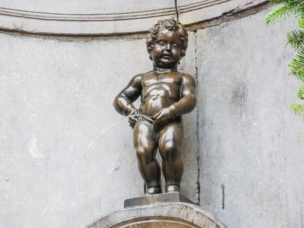 Brussels, Belçika - 13 Aralık: Manneken Pis heykeli, Brüksel, Belçika için 13 Aralık tarihinde erkek pissing heykeli.