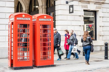 Londra, İngiltere - 15 Şubat, 2017: eski bir geleneksel İngiliz telefon kutu.