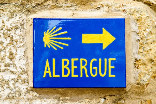 Close Bright Signboard Word Albergue Means Dorm Stone Wall Direction — Stock Photo, Image