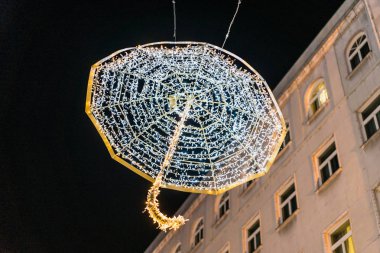 BUDAPEST, HUNGARY - 20 Aralık 2017: Noel 'de tipik cadde, ışıklar ve dekorasyon.