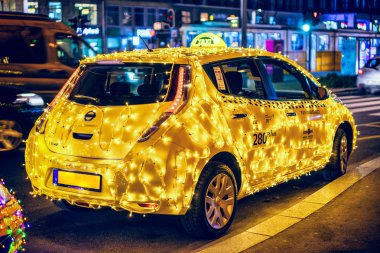 Budapeşte, Macaristan - 20 Aralık 2017: Noel ışıkları ile dekore edilmiş taksi