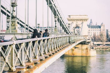 BUDAPEST, HUNGARY - 20 ARALIK 2017 Szechenyi Zinciri Köprüsü Buda ve Pest arasında Tuna Nehri boyunca uzanan bir asma köprüdür..