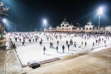 BUDAPEST, HUNGARY - 20 Aralık 2017: Budapeşte Şehir Parkı 'ndaki Vajdahunyad Kalesi' nin yanında buz pateni pisti. 