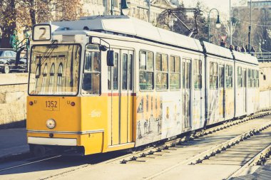 Budapeşte, Macaristan - 17 Aralık 2017: 1866 yılından bu yana operasyonda tarihi tramvay. Budapeşte tramvay ağ 156.85 kilometre üzerinde (97.46 mı) toplam rota işletim Dünya'nın en büyük tramvay ağları biridir.