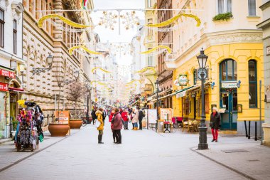 BUDAPEST, HUNGARY - 18 Aralık 2017: Noel 'de tipik cadde, ışıklar ve dekorasyon.