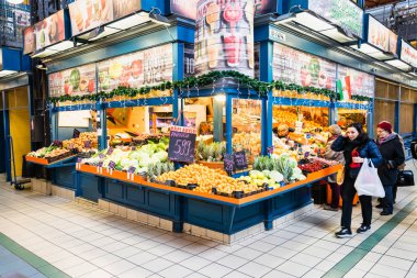 BUDAPEST, HUNGARY - 18 Aralık 2017: The Great Market Hall veya Central Market Hall Budapeşte 'deki en büyük ve en eski kapalı pazar. Bina 1897 yılında Samu Pecz tarafından tasarlandı ve inşa edildi..