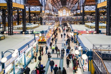 BUDAPEST, HUNGARY - 18 Aralık 2017: The Great Market Hall veya Central Market Hall Budapeşte 'deki en büyük ve en eski kapalı pazar. Bina 1897 yılında Samu Pecz tarafından tasarlandı ve inşa edildi..