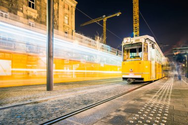BUDAPEST, HUNGARY - 19 Aralık 2017: 1866 'dan beri devam eden tarihi tramvay. Budapeşte tramvay ağı dünyanın en büyük tramvay şebekelerinden biridir ve toplam 156.85 kilometre (97.46 m) uzunluğundadır..