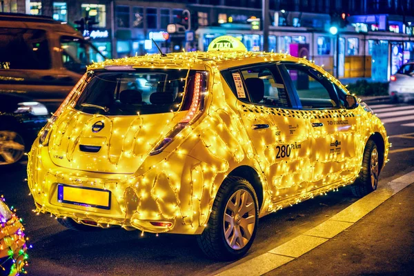 Budapest Hungría Diciembre 2017 Taxi Decorado Con Luces Navidad — Foto de Stock