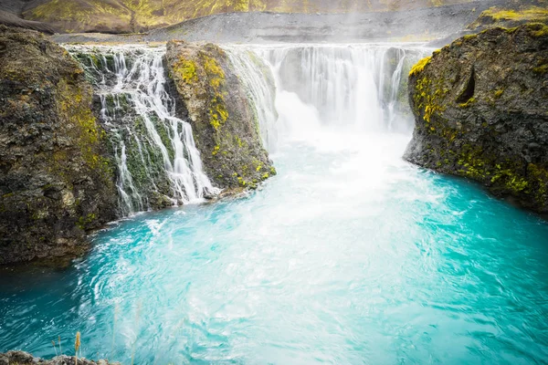 Cascada Sigoldufoss en la región de Landmannalaugar - Sur de Islandia — Foto de Stock