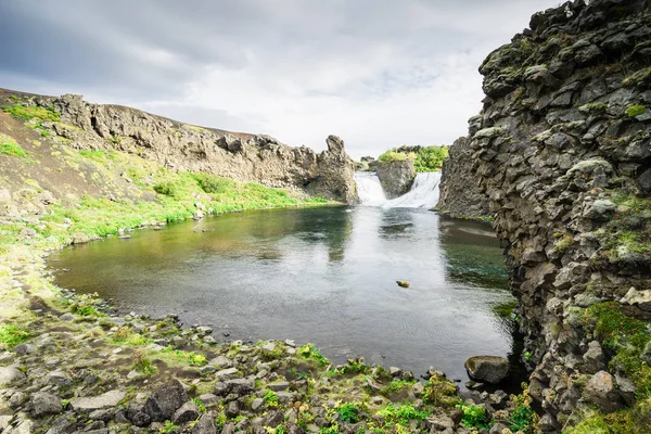 Προβολή του Hjalparfoss καταρράκτη της Ισλανδίας — Φωτογραφία Αρχείου