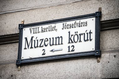 Budapeşte, Macaristan - 18 Aralık 2017: Budapeşte 'nin tarihi şehir merkezinde sokak tabelası.