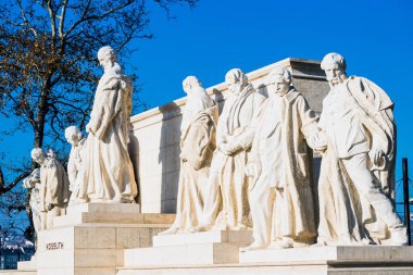 BUDAPEST, HUNGARY - 19 Aralık 2017: Lajos Kossuth Meydanı 'ndaki eski Macaristan Başbakanı Lajos Kossuth' a adanmış anıt. Heykeltıraş Janos Horvay.
