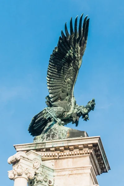 BUDAPEST, HUNGRÍA - 20 de diciembre de 2017: Estatua de Turul en el Castillo de Buda. El Turul es un ave mitológica de presa en la tradición húngara . — Foto de Stock