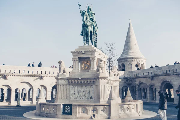 BUDAPEST, UNGERN - DECEMBER 20, 2017: Fiskarbastion är en terrass i nygotisk och nyromansk stil belägen på Donaus strand runt Matthias kyrka. — Stockfoto