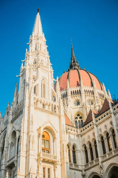 BUDAPEST, HUNGARY - 19 Aralık 2017: Macar Parlamento Binası Gotik Diriliş tarzında. — Stok fotoğraf