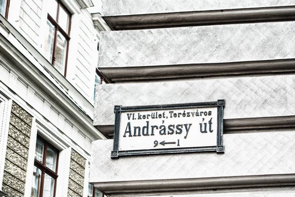 BUDAPEST, HUNGARY - DECEMBER 21, 2017: Street sign in historical city centre of Budapest. — Stock Photo, Image