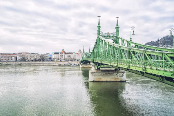 BUDAPEST, HUNGARY - 18 Aralık 2017: Szabadsag Budin ve Pest 'i Tuna Nehri üzerinden birbirine bağladı. — Stok fotoğraf