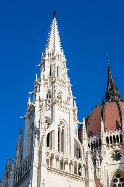 ROZPOČET, MAĎARSKO - 19. prosince 2017: Budova maďarského parlamentu je v gotickém stylu. — Stock fotografie