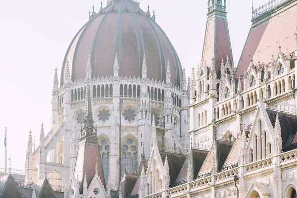 BUDAPEST, UNGERN - DECEMBER 19, 2017: Den ungerska parlamentsbyggnaden ligger i gotisk återupplivningsstil. — Stockfoto