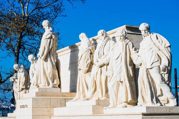 BUDAPEST, UNGERN - DECEMBER 19, 2017: Monument tillägnat Ungerns förre premiärminister Lajos Kossuth på Lajos Kossuth Square. Skulptören: Janos Horvay. — Stockfoto