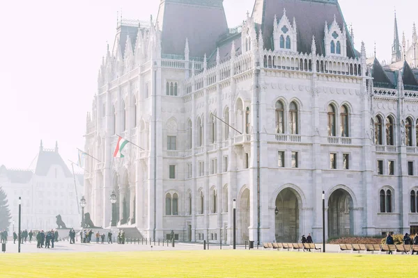 BUDAPEST, UNGERN - DECEMBER 19, 2017: Den ungerska parlamentsbyggnaden ligger i gotisk återupplivningsstil. — Stockfoto