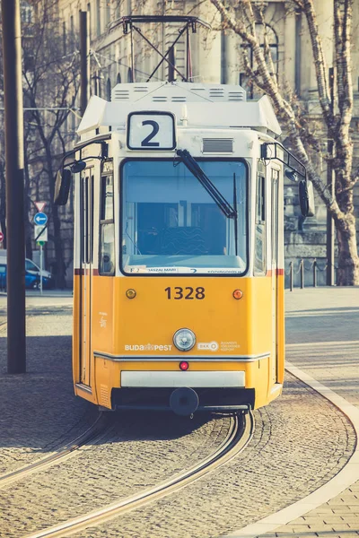 BUDAPEST, HUNGRÍA - 19 DE DICIEMBRE DE 2017: Tranvía histórico en funcionamiento desde 1866. La red de tranvías de Budapest es una de las redes de tranvías más grandes del mundo, que opera en 156,85 kilómetros (97,46 mi) de rout total —  Fotos de Stock