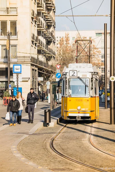 BUDAPEST, HUNGRÍA - 19 DE DICIEMBRE DE 2017: Tranvía histórico en funcionamiento desde 1866. La red de tranvías de Budapest es una de las redes de tranvías más grandes del mundo, que opera en 156,85 kilómetros (97,46 mi) de rout total —  Fotos de Stock