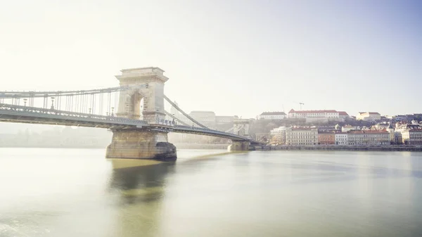 БУДАПЕСТ, ХАНГАРИЯ - 19 ДЕКАБРЯ 2017 года: Цепной мост Сечени - подвесной мост, протянувшийся вдоль реки Дунай между Будой и Пештом. — стоковое фото