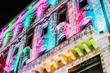 BUDAPEST, HUNGARY - 20 Aralık 2017: Noel 'de tipik cadde, ışıklar ve dekorasyon.