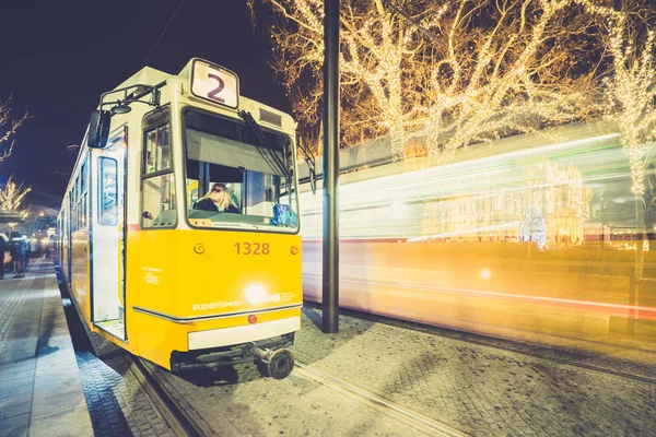 Boedapest, Hongarije - 19 december 2017: Historische tram in gebruik sinds 1866. Het tramnetwerk van Boedapest is een van 's werelds grootste tramnetwerken, die op 156,85 kilometer (97,46 mi) van de totale route — Stockfoto